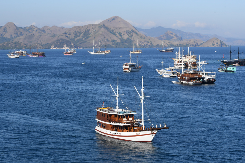 Kapal Pinisi melintas di perairan Labuan Bajo, Kabupaten Manggarai Barat, NTT