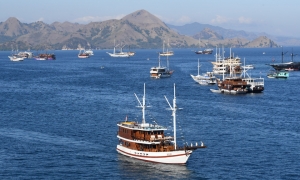 Kapal Pinisi melintas di perairan Labuan Bajo, Kabupaten Manggarai Barat, NTT
